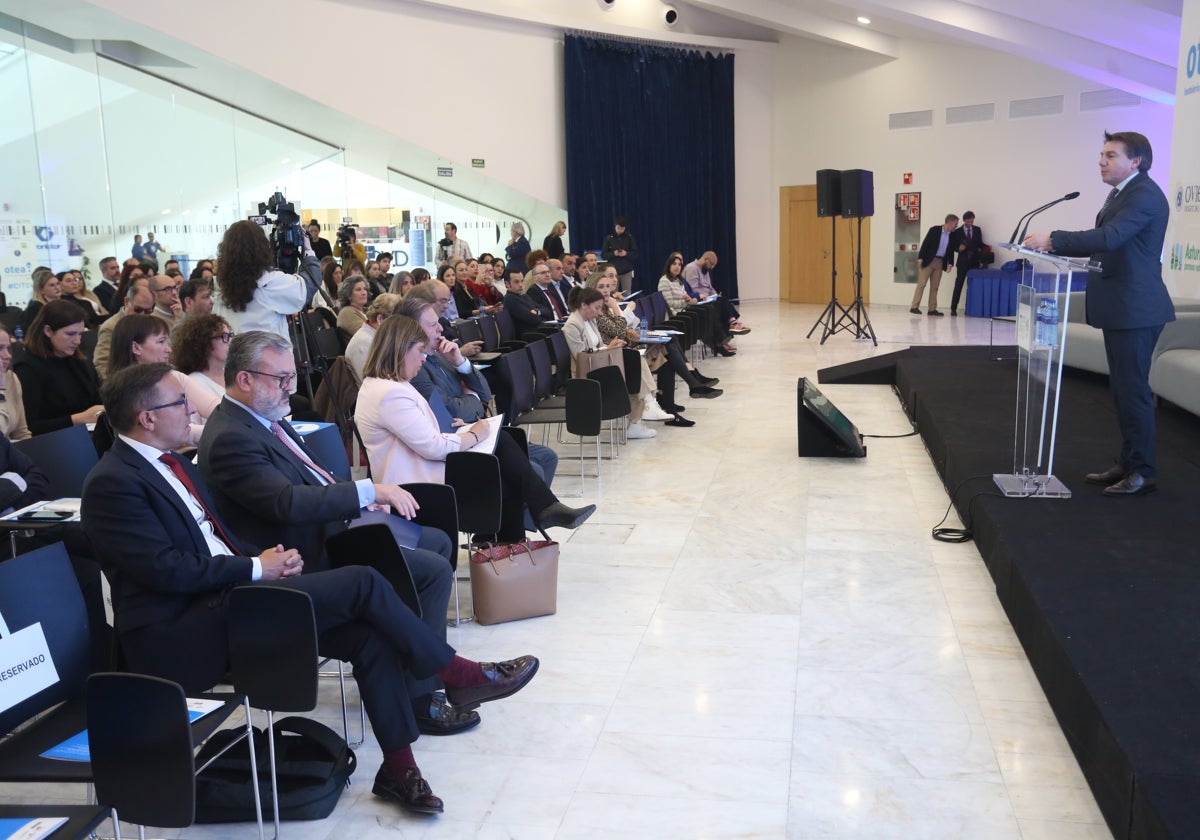 José Luis Álvarez Almeida presenta el congreso. En primera fila, Fernando Corral, Alfredo García Quintana, Gimena Llamedo y Alfredo Canteli