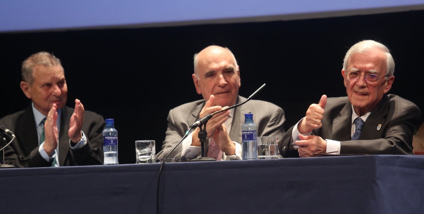 Manuel Gutiérrez Claverol, José Antonio Alonso y Evaristo Arce, ayer.