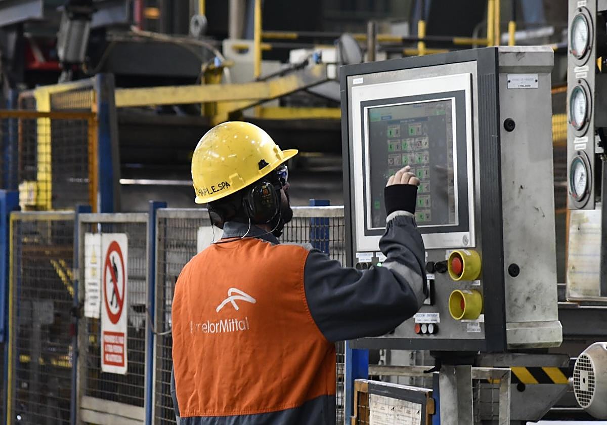 Un trabajador de la nueva línea de galvanizado de Arcelor en Avilés.
