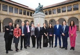 De izquierda a derecha, Ángel Espiniella, secretario general; María Pilar García Cuetos, vicerrectora de Extensión Universitaria y Proyección Cultural; Alfonso López Muñiz, vicerrector de Estudiantes y Empleo; Pedro Alonso, vicerrector de Políticas de Profesorado y Ordenación Académica; Susana Luque, vicerrectora de Transferencia y Relaciones con la Empresa; Ignacio Villaverde, rector electo; Ana Suárez, vicerrectora de Internacionalización; Irene Díaz, vicerrectora de Investigación; Juan Carlos San Pedro, vicerrector de Planificación Estratégica y Coordinación de Campus; Juan Manuel Marchante, vicerrector de Estudios y Docencia; e Inés Peñuelas, vicerrectora de Sostenibilidad y Digitalización.