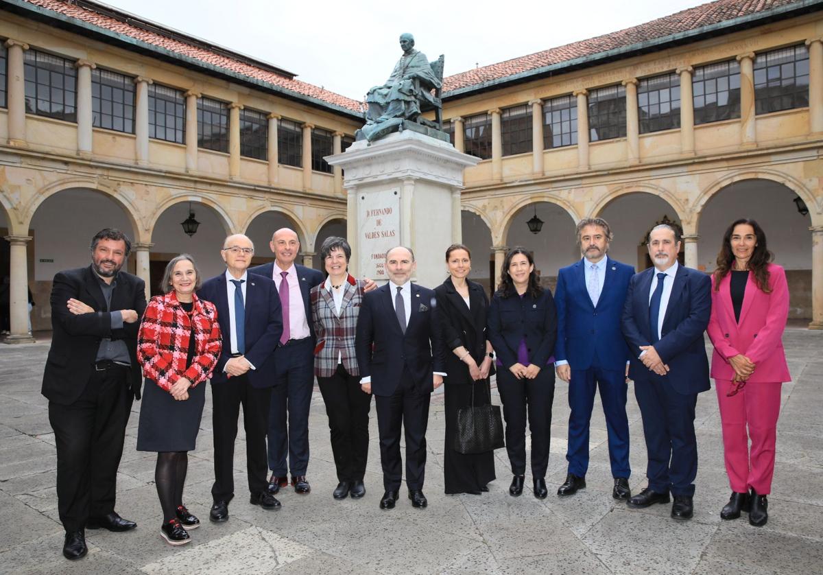 De izquierda a derecha, Ángel Espiniella, secretario general; María Pilar García Cuetos, vicerrectora de Extensión Universitaria y Proyección Cultural; Alfonso López Muñiz, vicerrector de Estudiantes y Empleo; Pedro Alonso, vicerrector de Políticas de Profesorado y Ordenación Académica; Susana Luque, vicerrectora de Transferencia y Relaciones con la Empresa; Ignacio Villaverde, rector electo; Ana Suárez, vicerrectora de Internacionalización; Irene Díaz, vicerrectora de Investigación; Juan Carlos San Pedro, vicerrector de Planificación Estratégica y Coordinación de Campus; Juan Manuel Marchante, vicerrector de Estudios y Docencia; e Inés Peñuelas, vicerrectora de Sostenibilidad y Digitalización.