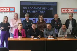 La alcaldesa de Lena, Javier Fernández Lanero (UGT), José Manuel Zapico (Comisiones Obreras) y el regidor de Mieres, en primera fila, durante la comparecencia conjunta en Oviedo.