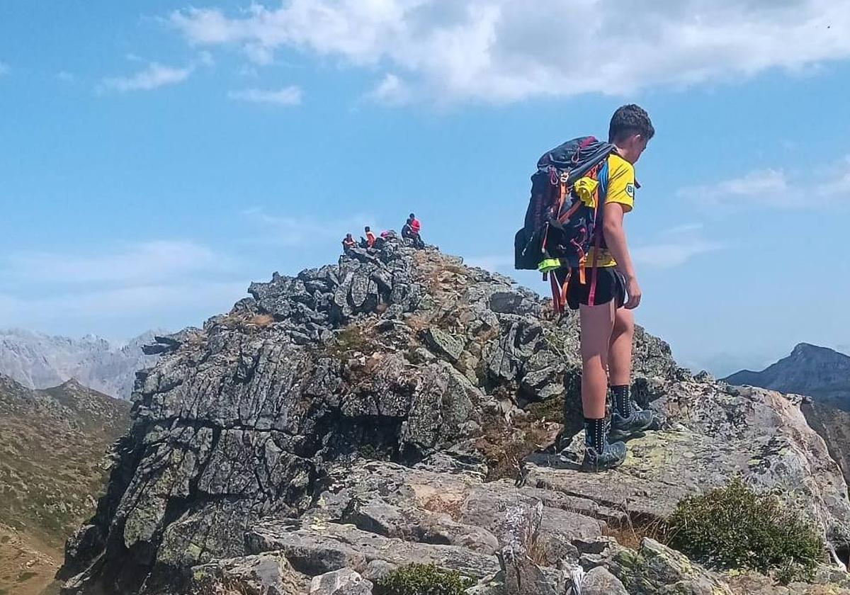 Una actividad de cinco días para niños y niñas entre los 8 y los 13 años; y una travesía intensa de casi un mes recorriendo la Cordillera Cantábrica, dirigida a jóvenes entre los 14 y los 17 años: dos propuestas de verano de la Fempa para crear nueva cantera montañera.