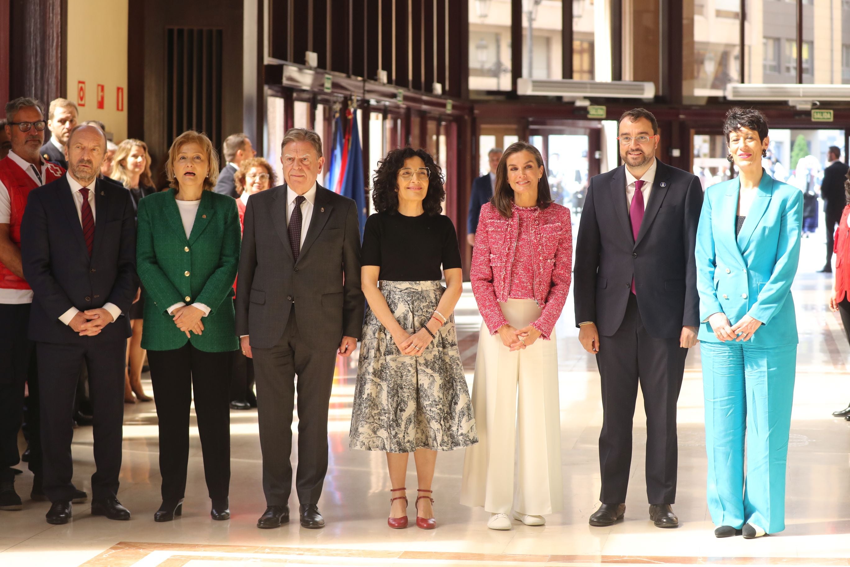 En la imagen, el presidente de la Junta General del Principado, Juan Cofiño; la delegada del Gobierno asturiano, Delia Losa; el alcalde de Oviedo, Alfredo Canteli; la presidenta de Cruz Roja, María del Mar Pageo; la Reina Doña Letizia; el presidente del Principado, Adrián Barbón y la ministra de Inclusión Seguridad Social y Migraciones, Elma Saiz.