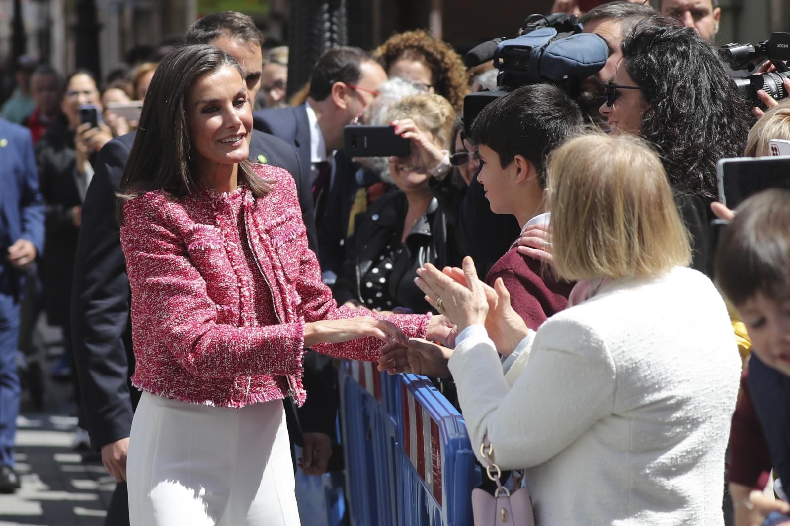 La Reina Letizia rompió el protocolo y no se fue de Oviedo sin saludar a quien la esperaba ante el auditorio.