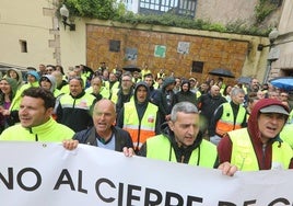 Trabajadores de Saint-Gobain sujetan la pancarta tras la que se desplazaron hacia el Ayuntamiento de Avilés.