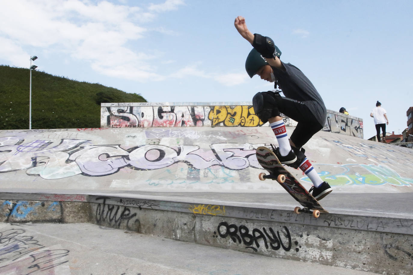 Un niño en el skatepark de Cimavilla.