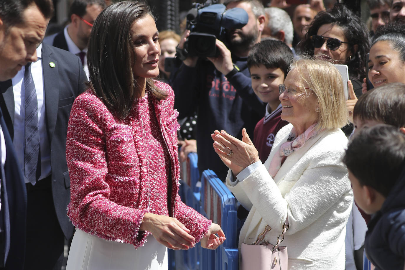 La Reina Letizia ensalza en Oviedo la labor de Cruz Roja