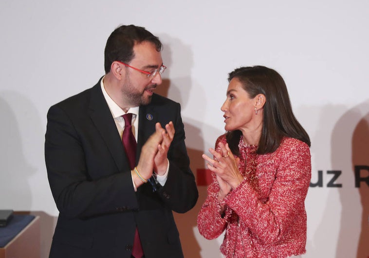 La Reina Letizia charla con Adrián Barbón.