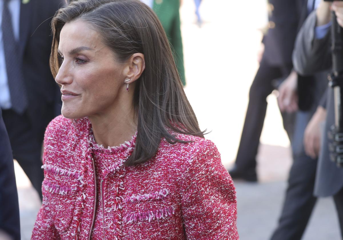 Imagen principal - Detalles del outfit de la Reina Letizia.