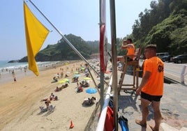 Socorristas en la playa de Aguilar.