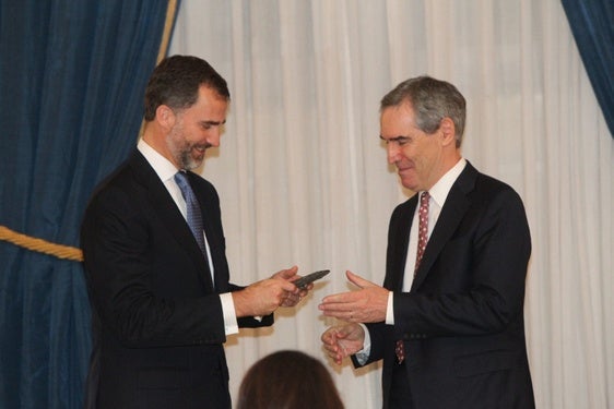 Con Don Felipe, al recibir el Premio Francisco Cerecedo en 2012.