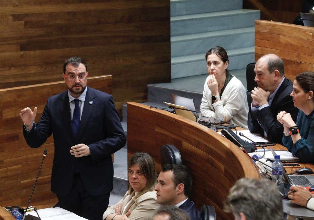 Adrián Barbón, en el pleno de la Junta General.