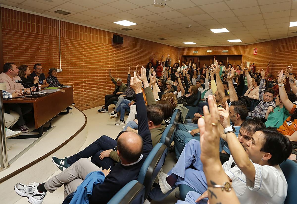 Los trabajadores del Hospital de Jove levantan la mano para votar «sí» a la huelga