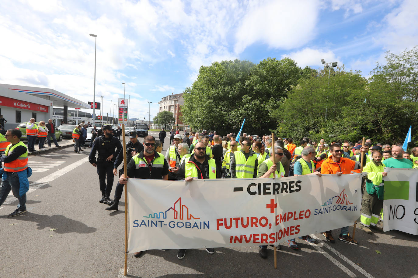 Yolanda Díaz arenga en Avilés a los trabajadores de Saint-Gobain