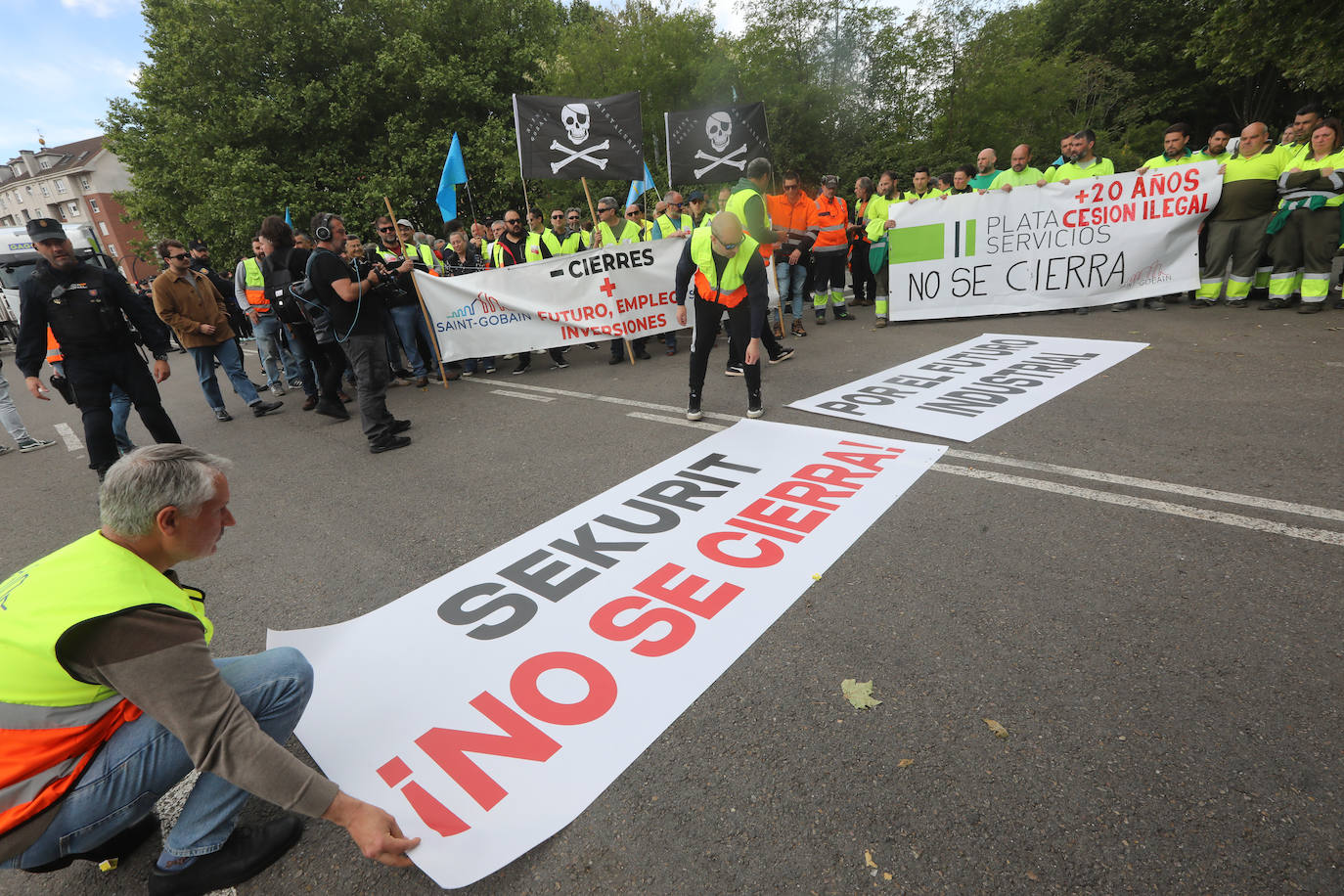 Yolanda Díaz arenga en Avilés a los trabajadores de Saint-Gobain