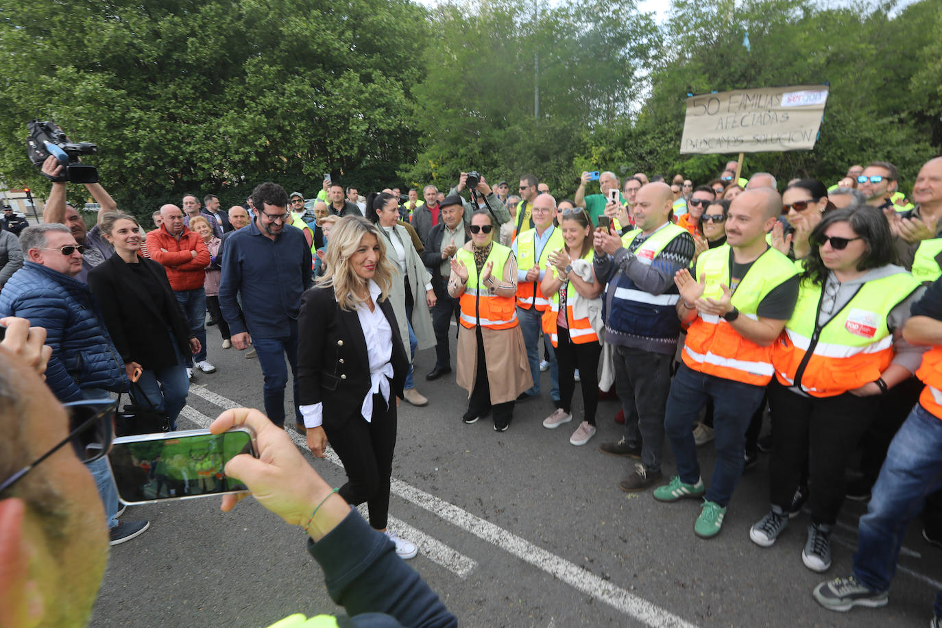 Yolanda Díaz arenga en Avilés a los trabajadores de Saint-Gobain