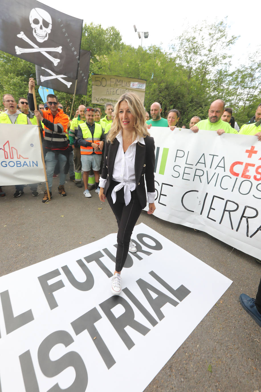 Yolanda Díaz arenga en Avilés a los trabajadores de Saint-Gobain