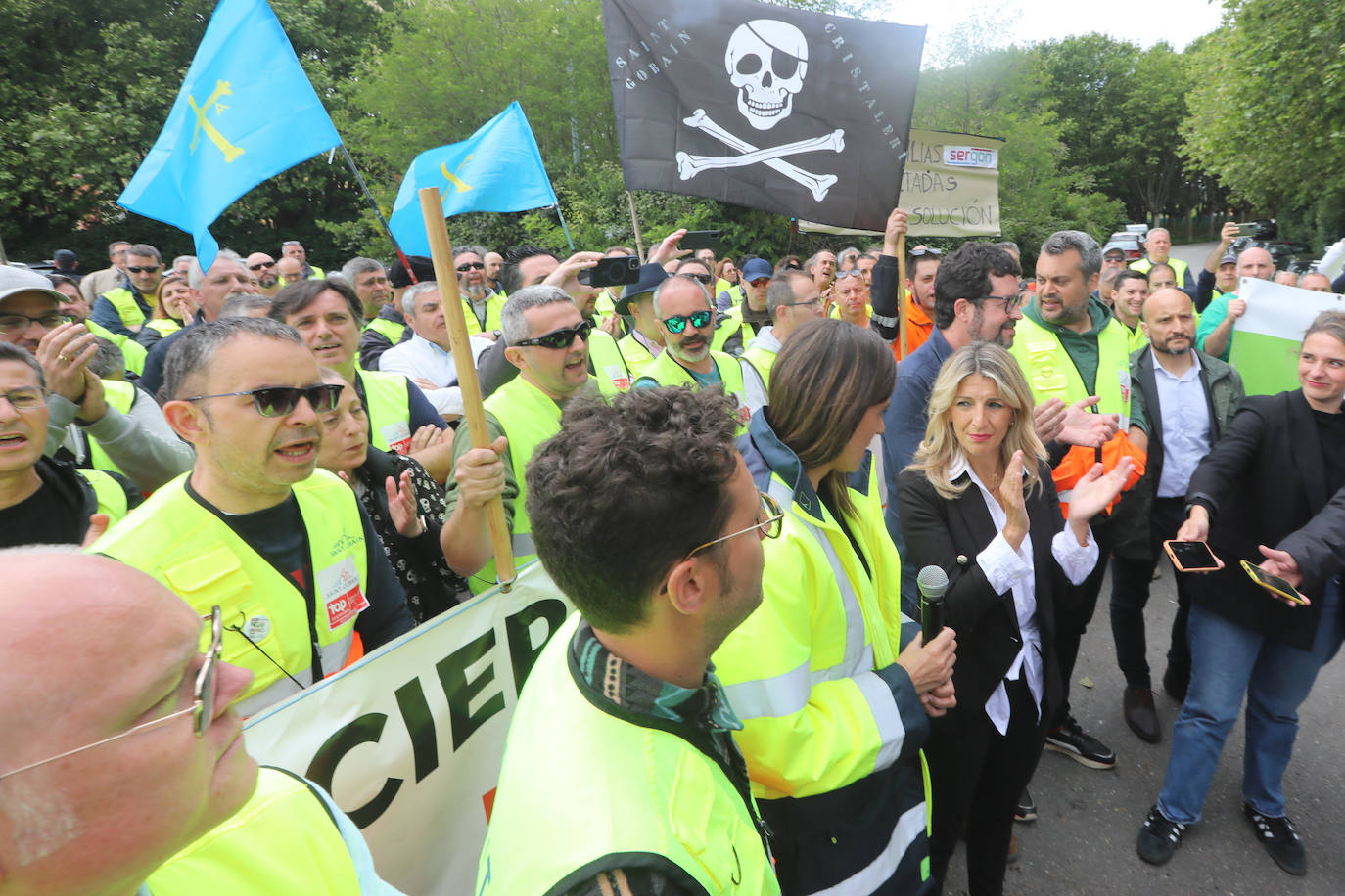 Yolanda Díaz arenga en Avilés a los trabajadores de Saint-Gobain