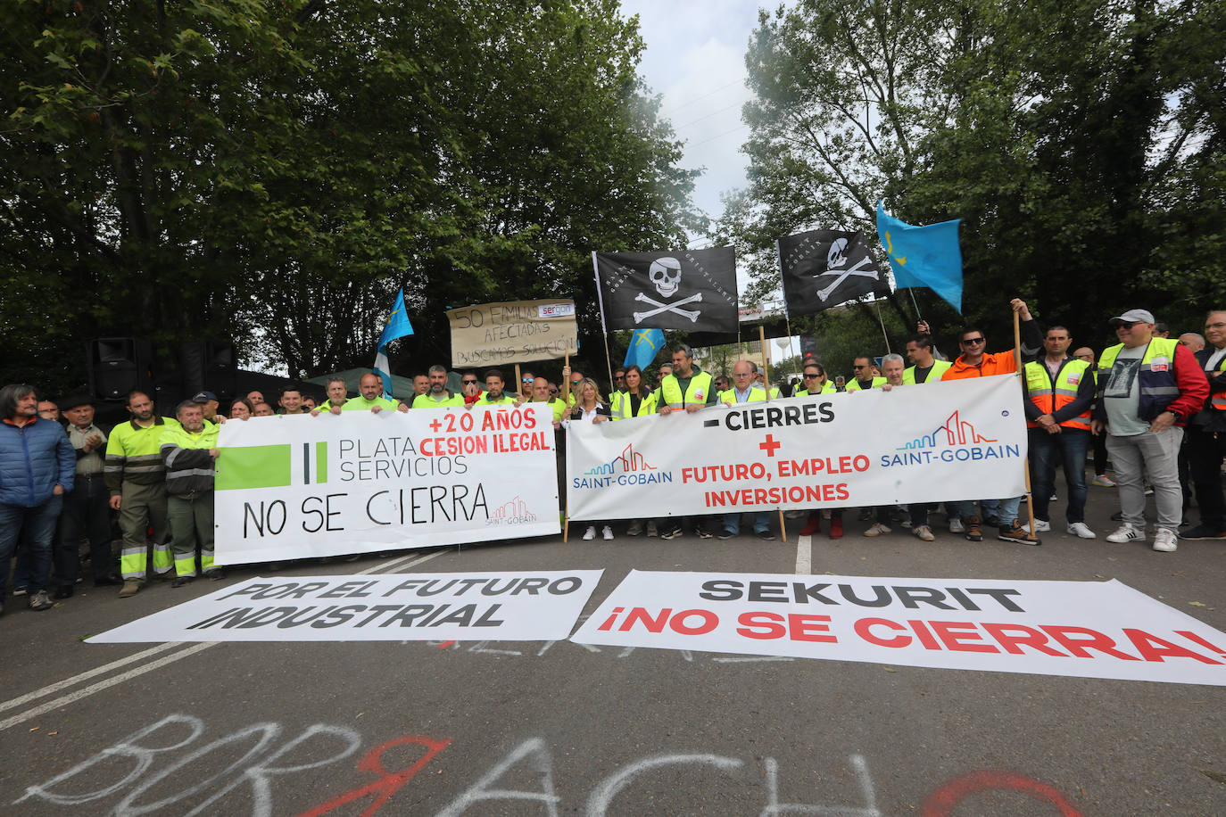 Yolanda Díaz arenga en Avilés a los trabajadores de Saint-Gobain