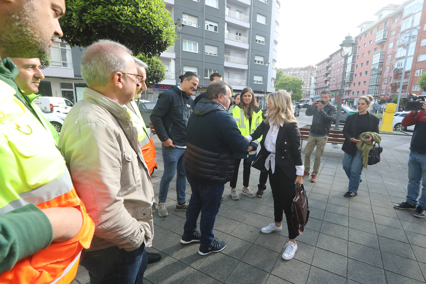 Yolanda Díaz arenga en Avilés a los trabajadores de Saint-Gobain