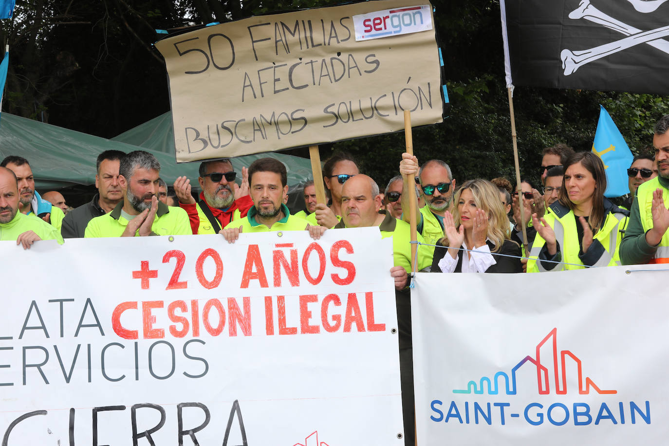 Yolanda Díaz arenga en Avilés a los trabajadores de Saint-Gobain