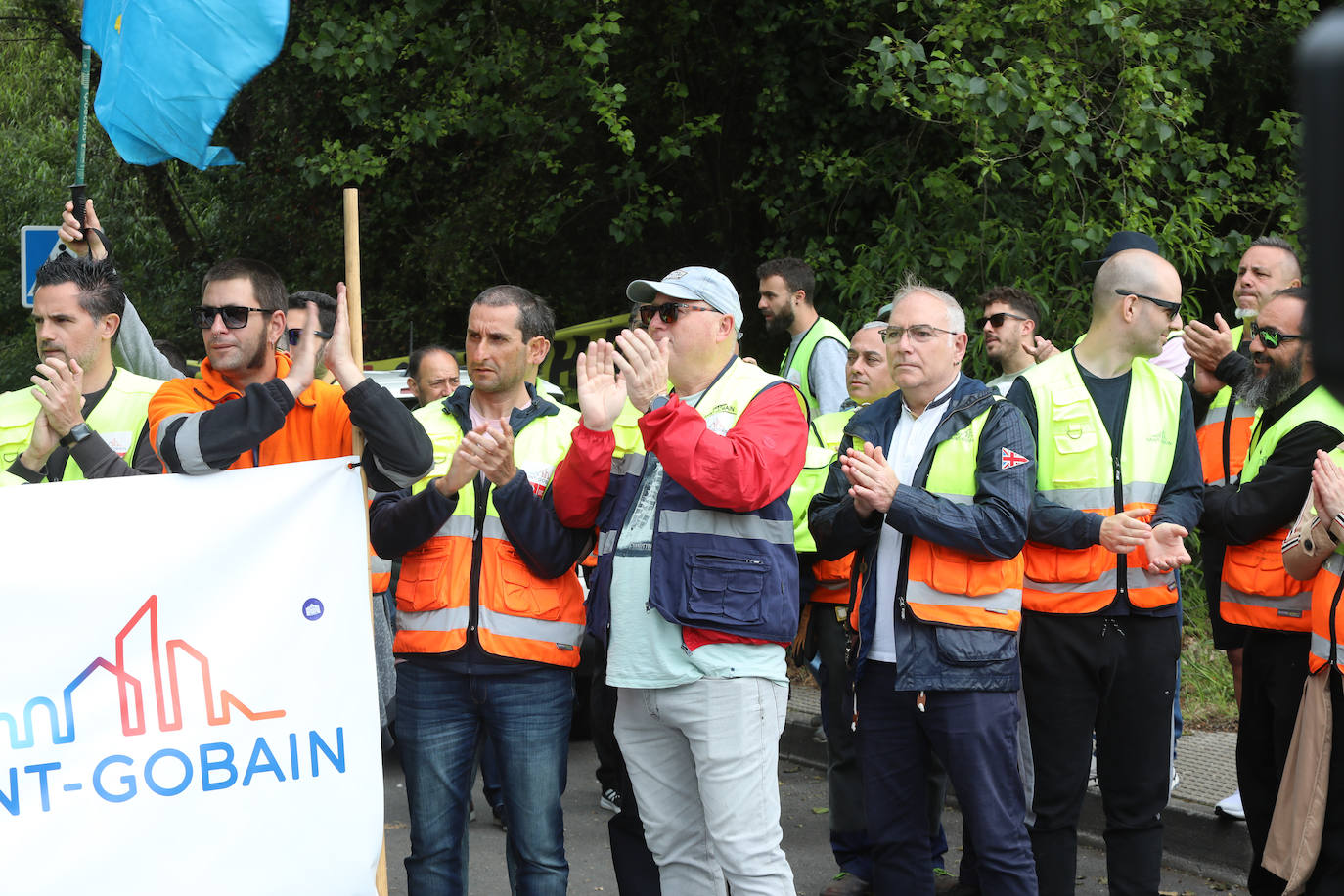 Yolanda Díaz arenga en Avilés a los trabajadores de Saint-Gobain