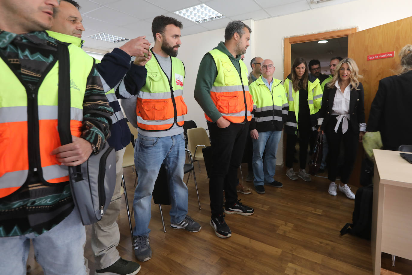 Yolanda Díaz arenga en Avilés a los trabajadores de Saint-Gobain