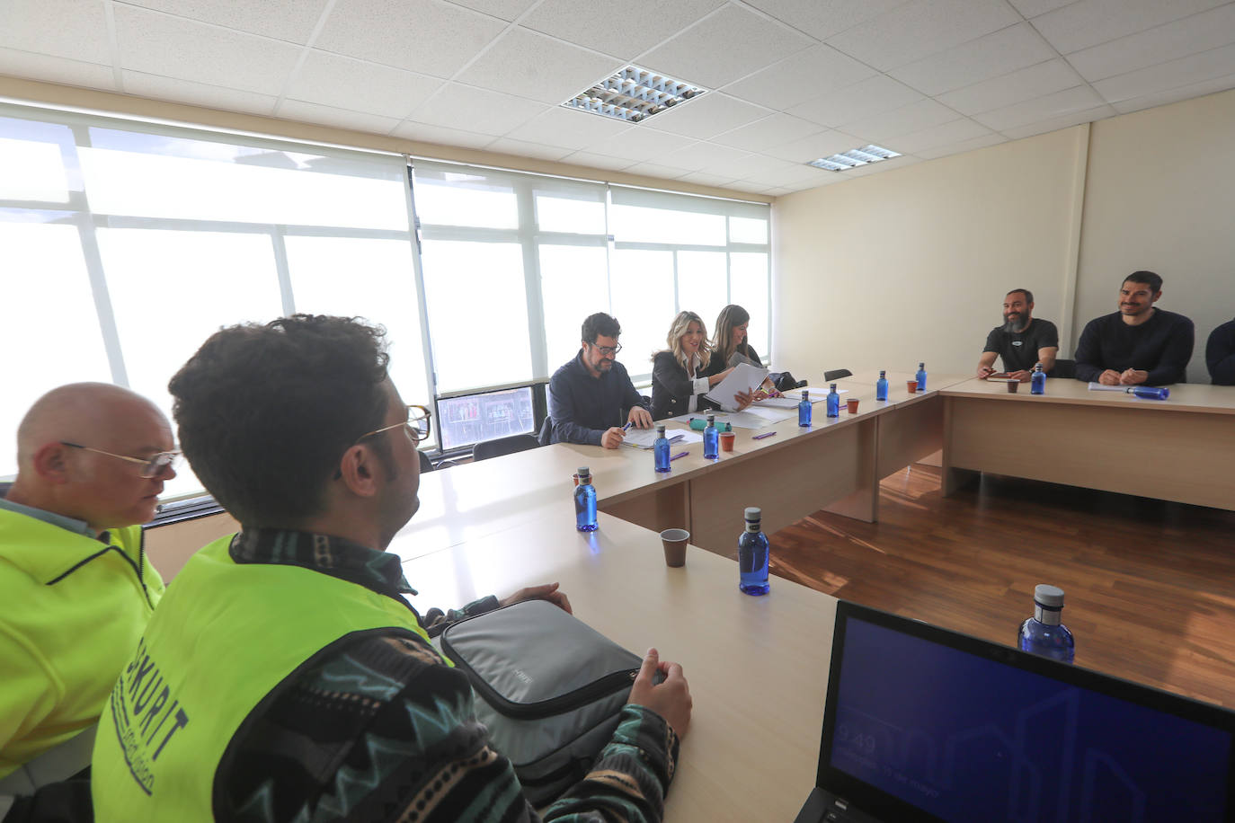 Yolanda Díaz arenga en Avilés a los trabajadores de Saint-Gobain