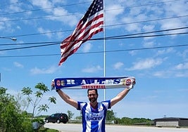 Andrés Muñiz, ayer en Asheville, con su camiseta y bufanda del Real Avilés ante una bandera de Estados Unidos.