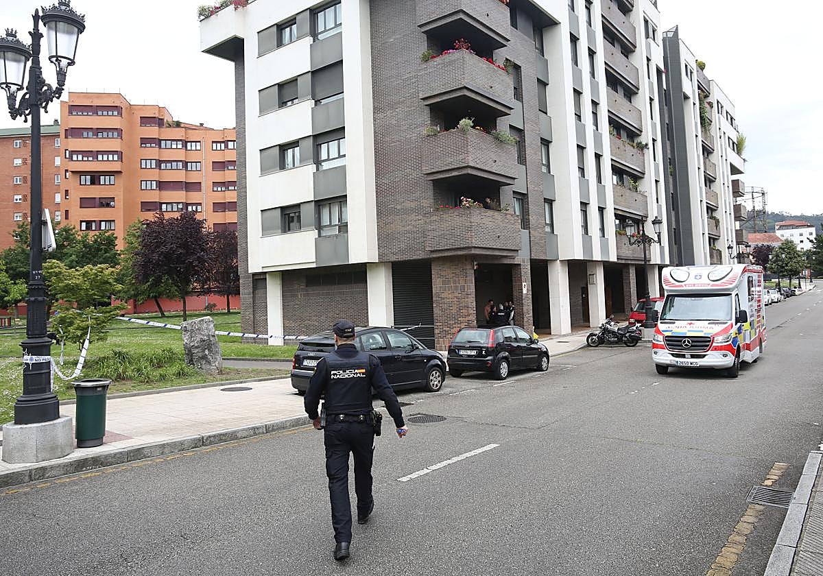 Un agente de la Policía Nacional se acerca a la zona donde se produjeron los hechos.