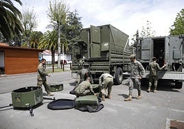Amplia presencia de militares en el recinto ferial Luis Adaro de Gijón por los preparativos de los actos del Día de las Fuerzas Armadas.