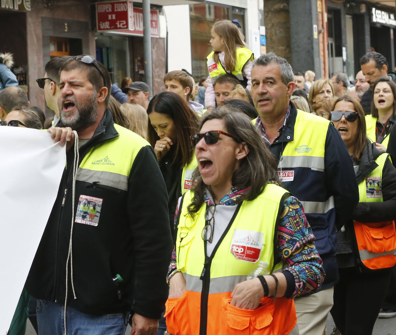 Avilés, unida contra el cierre en Saint-Gobain: «Cristalería no se cierra»