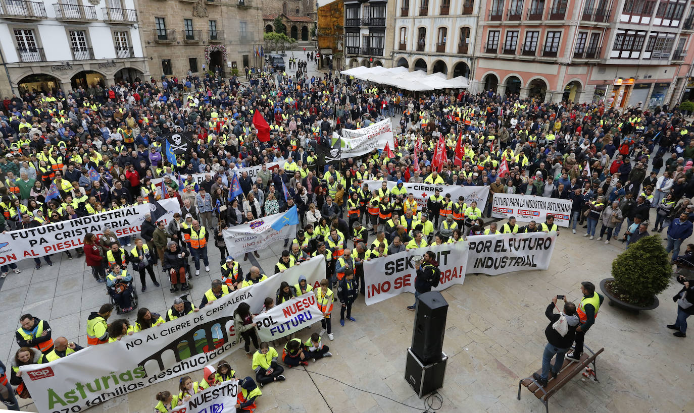 Avilés, unida contra el cierre en Saint-Gobain: «Cristalería no se cierra»