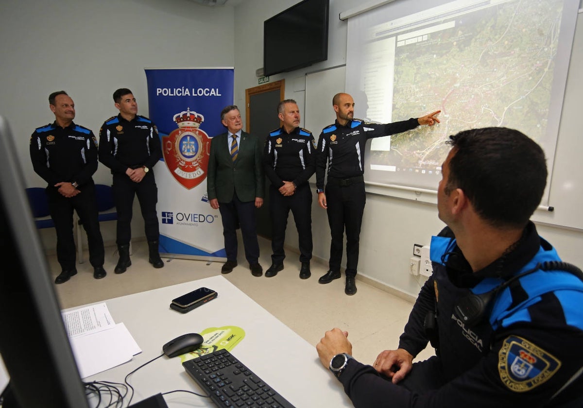 El concejal de Seguridad Ciudadana, José Ramón Prado, en el centro, junto al comisario principal Javier Lozano, en la presentación.