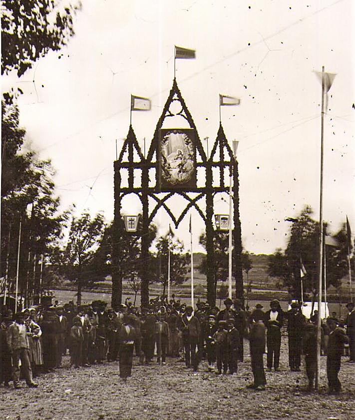 Imagen secundaria 2 - 1) Vista N-S del paseo de Begoña con el alumbrado y los tutores del arbolado recién plantado. Al fondo se ve el castillo efímero en la confluencia con la avenida de la Costa. 1880. 2) Disposición interior original del Café Dindurra en 1930. 3) Arco efímero con una imagen de la Virgen María levantado para engalanar el acto de inauguración del paseo de Alfonso XII en 1875.