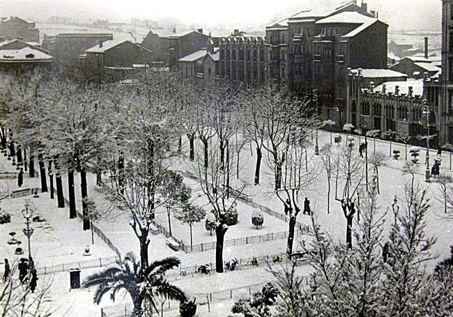 Paseo y jardines de Begoña totalmente blancos tras la nevadona de 1944. Se ve el cine Imperio. 1944.