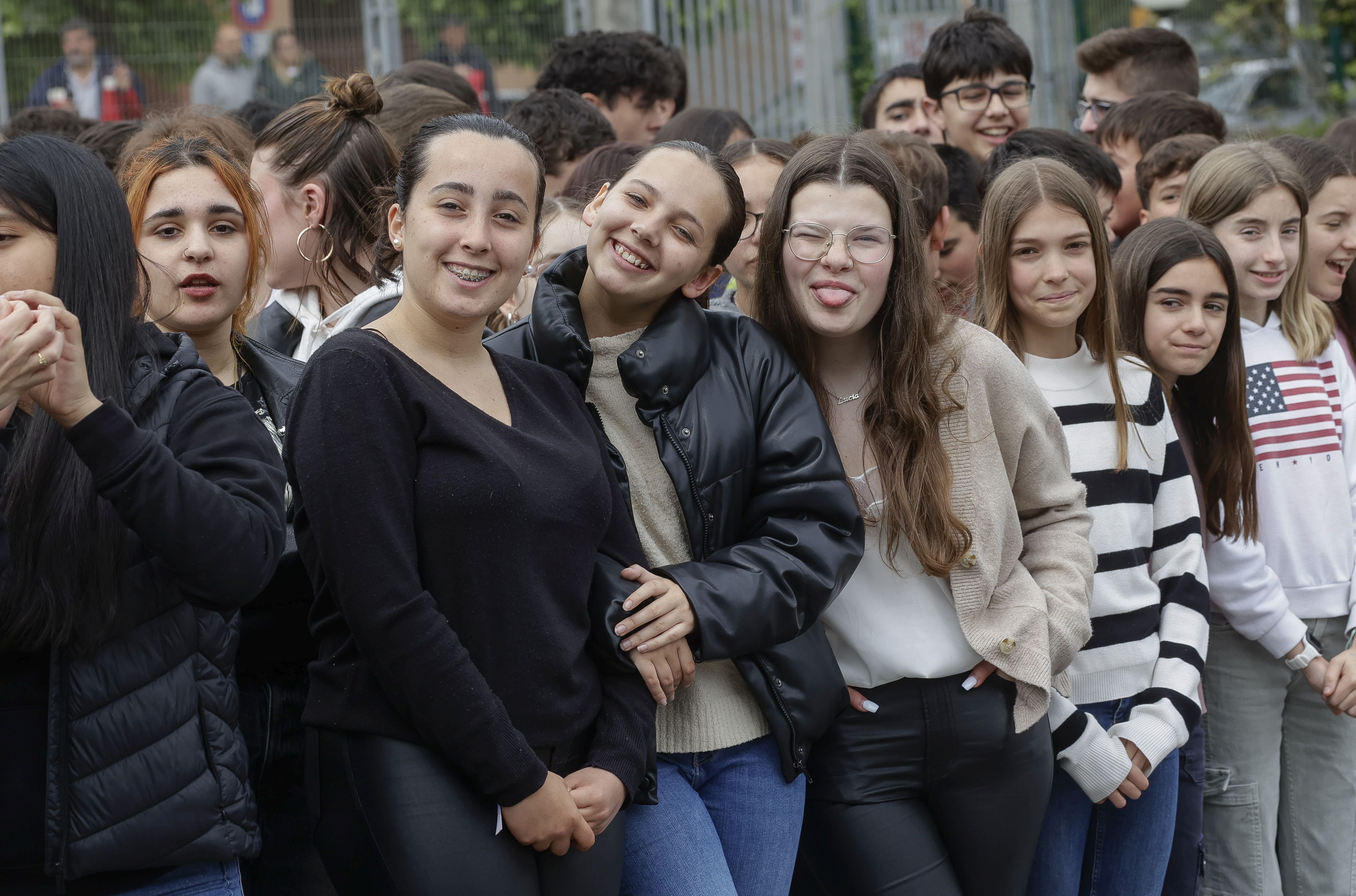 Expectación en El IES Montevil con el izado de la bandera española