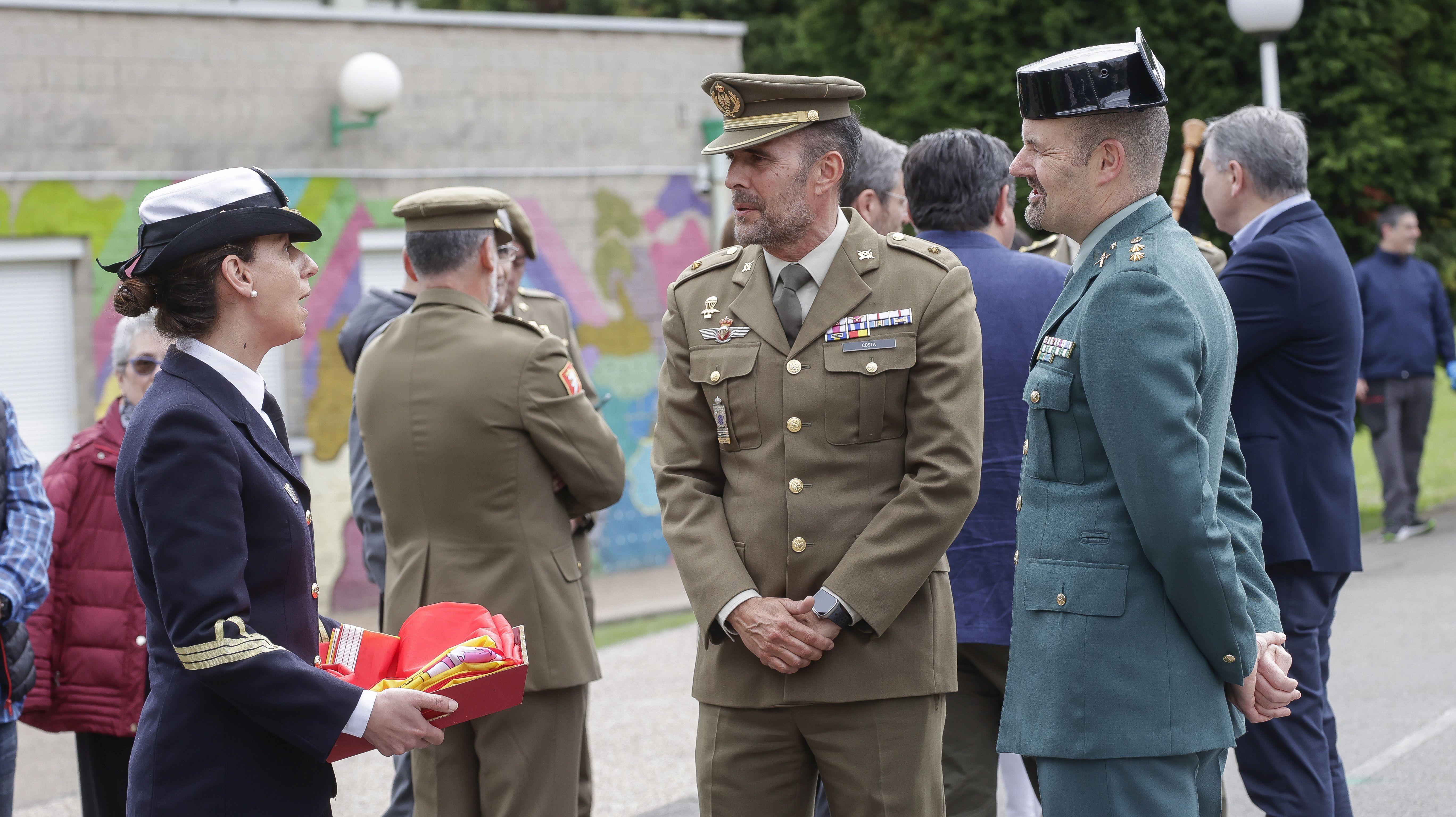 Expectación en El IES Montevil con el izado de la bandera española