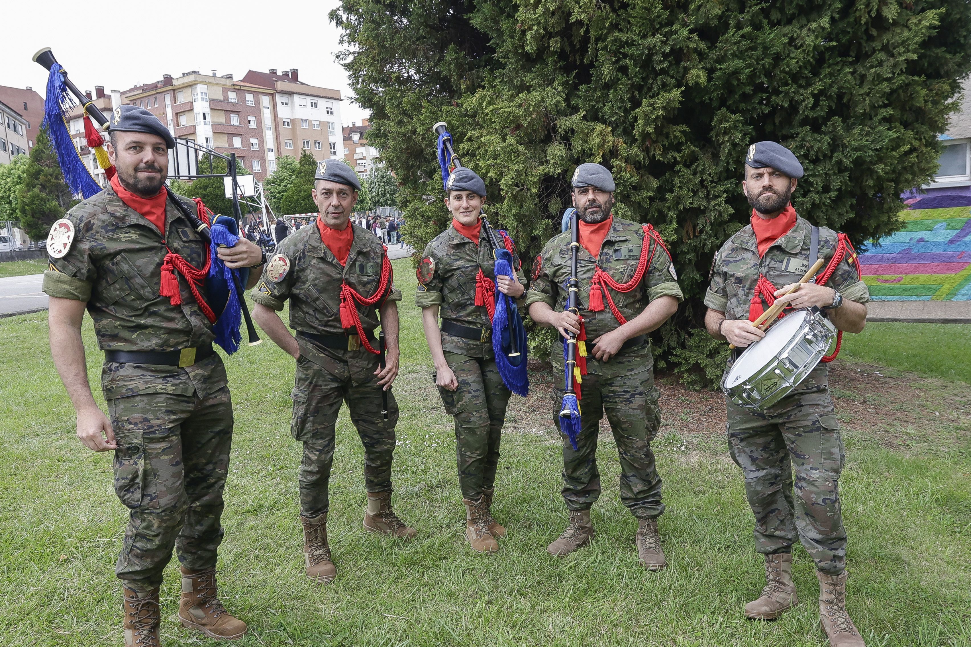 Expectación en El IES Montevil con el izado de la bandera española