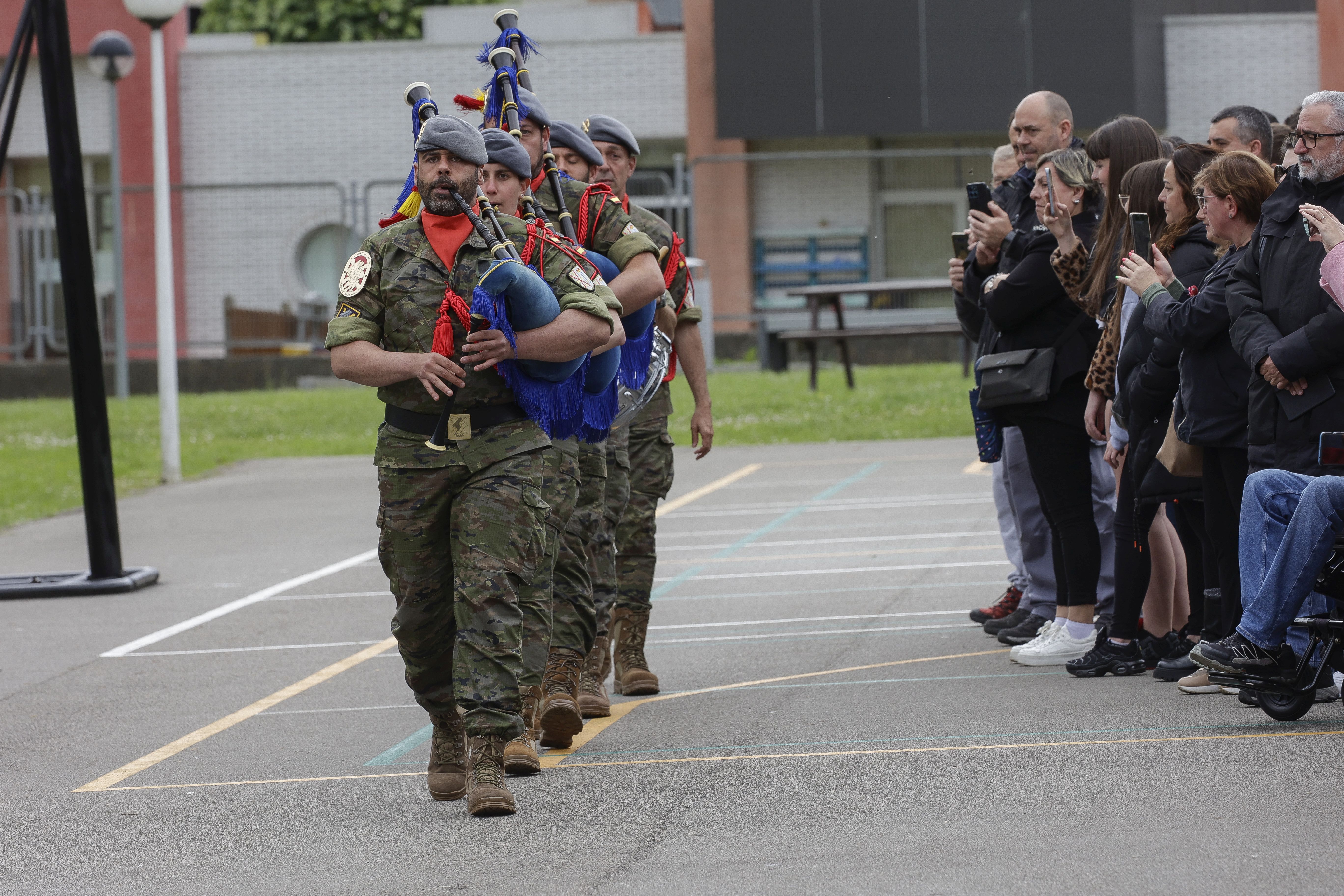 Expectación en El IES Montevil con el izado de la bandera española