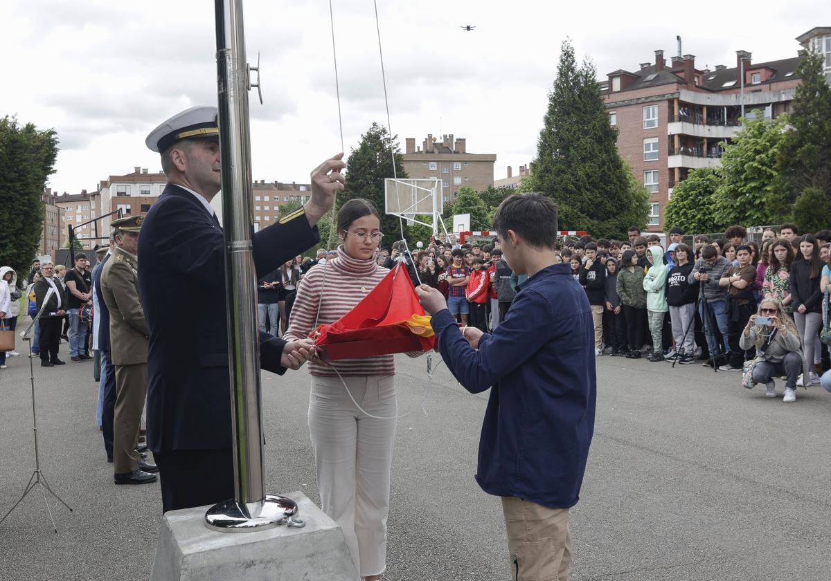 Expectación en El IES Montevil con el izado de la bandera española