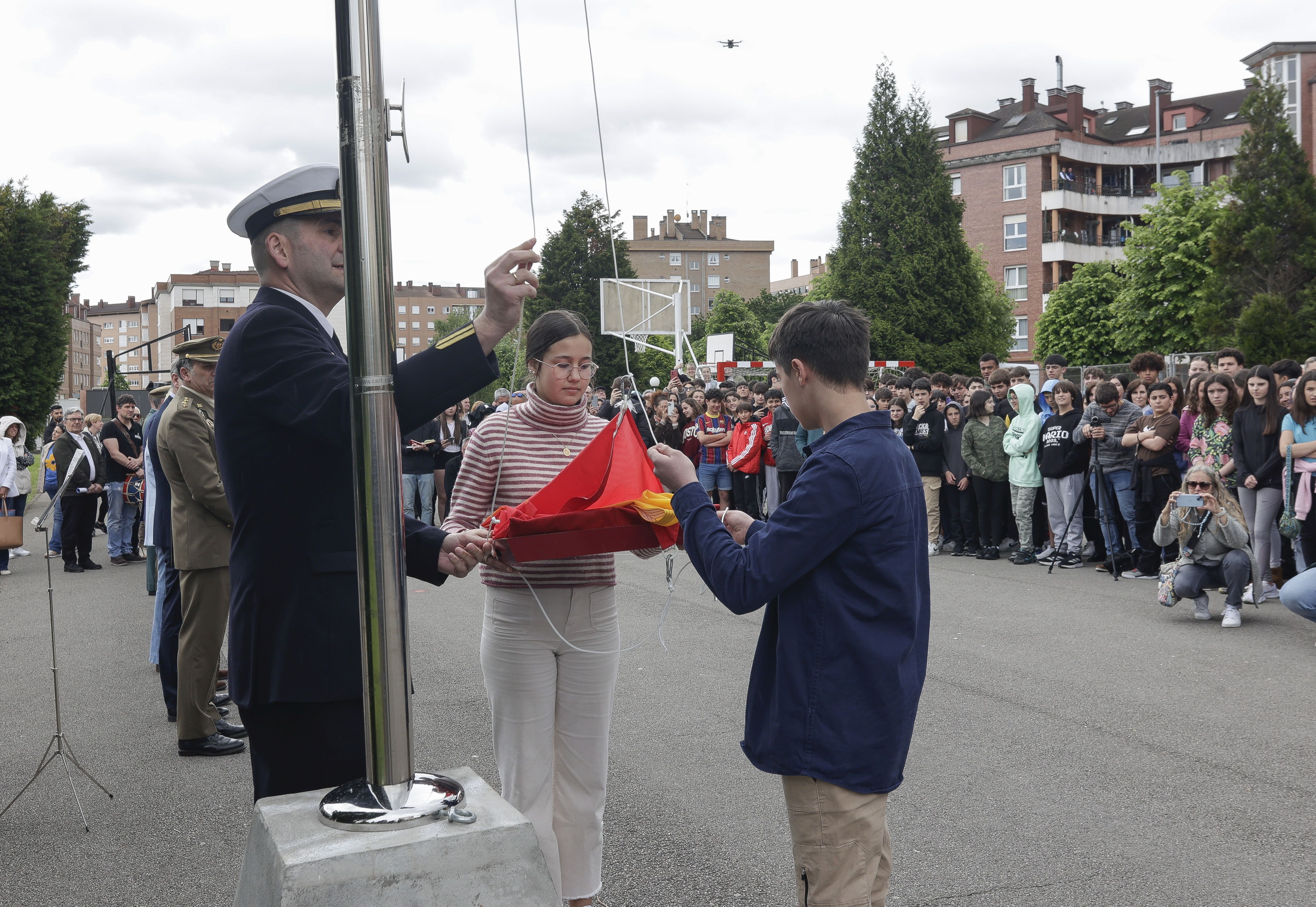 Expectación en El IES Montevil con el izado de la bandera española