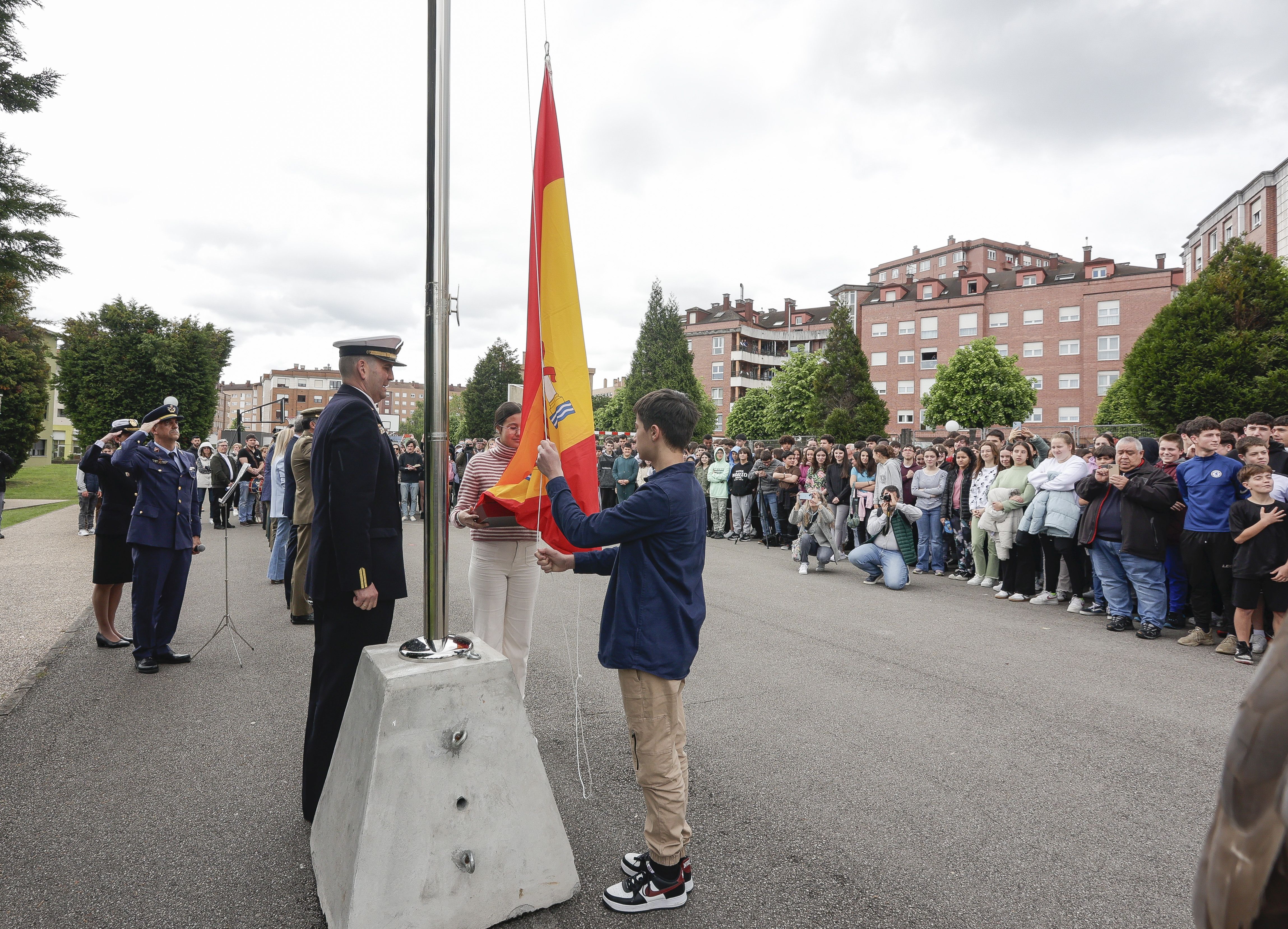 Expectación en El IES Montevil con el izado de la bandera española