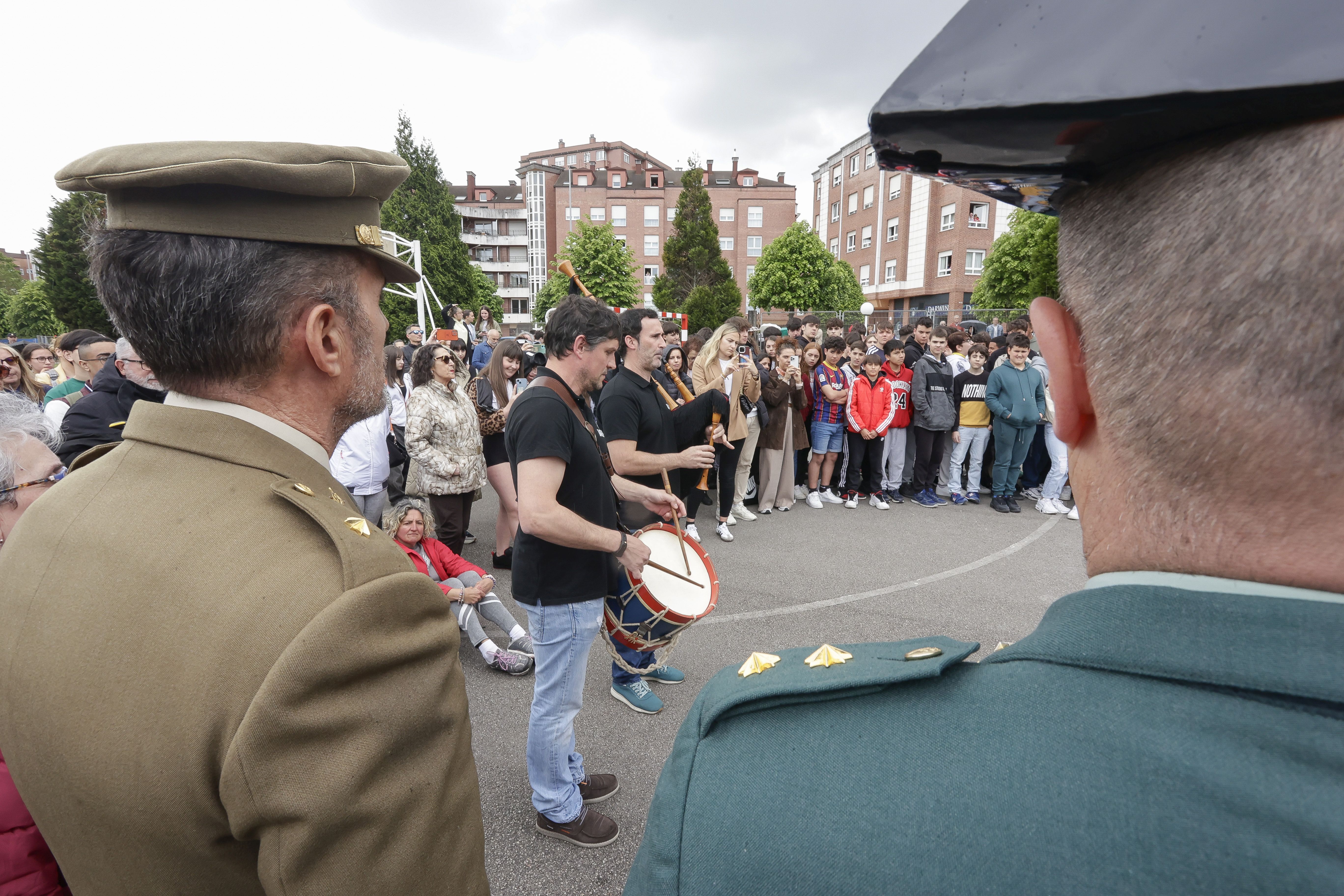 Expectación en El IES Montevil con el izado de la bandera española