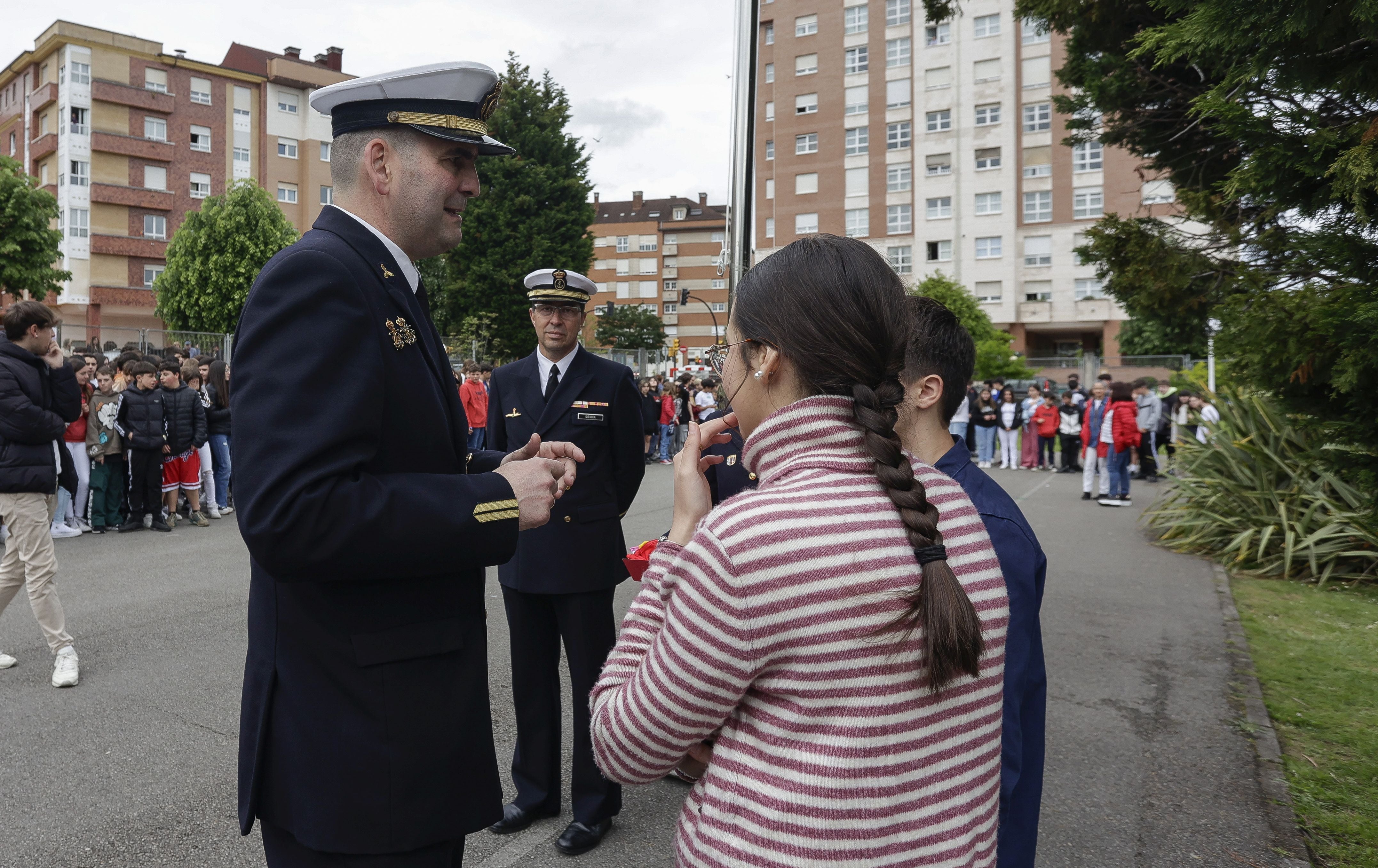 Expectación en El IES Montevil con el izado de la bandera española