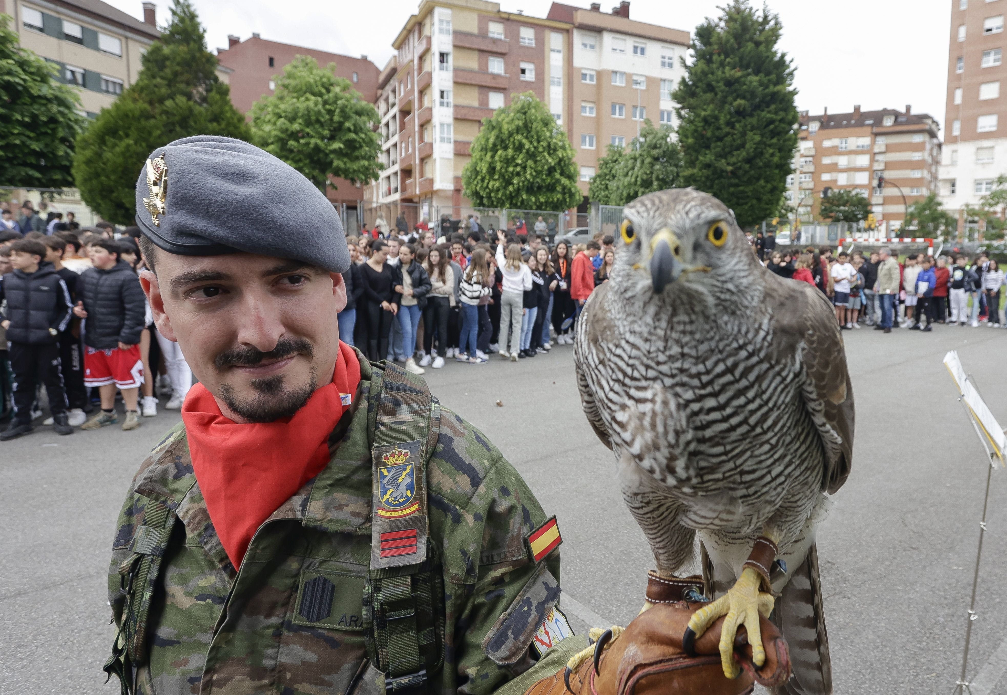 Expectación en El IES Montevil con el izado de la bandera española