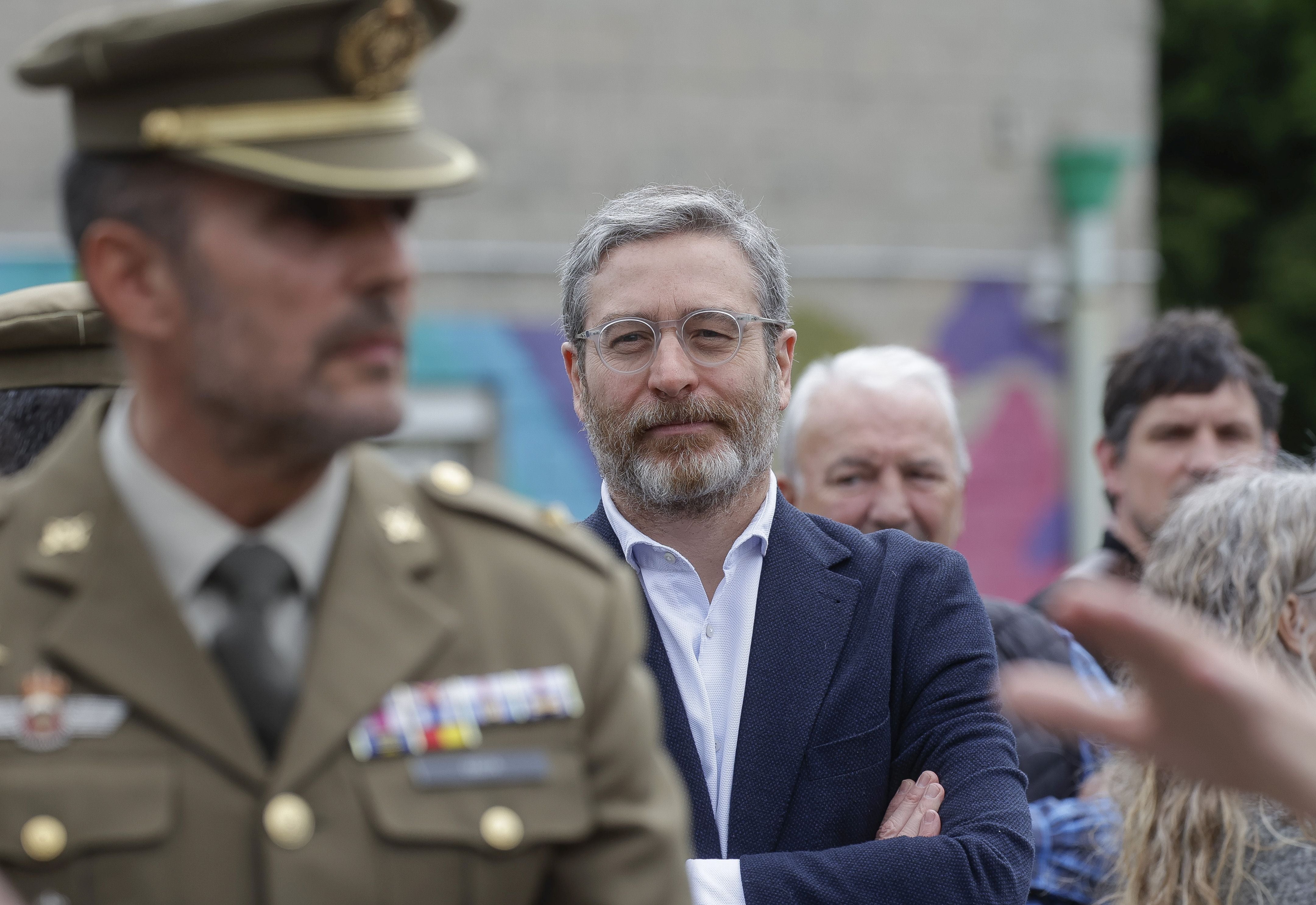 Expectación en El IES Montevil con el izado de la bandera española