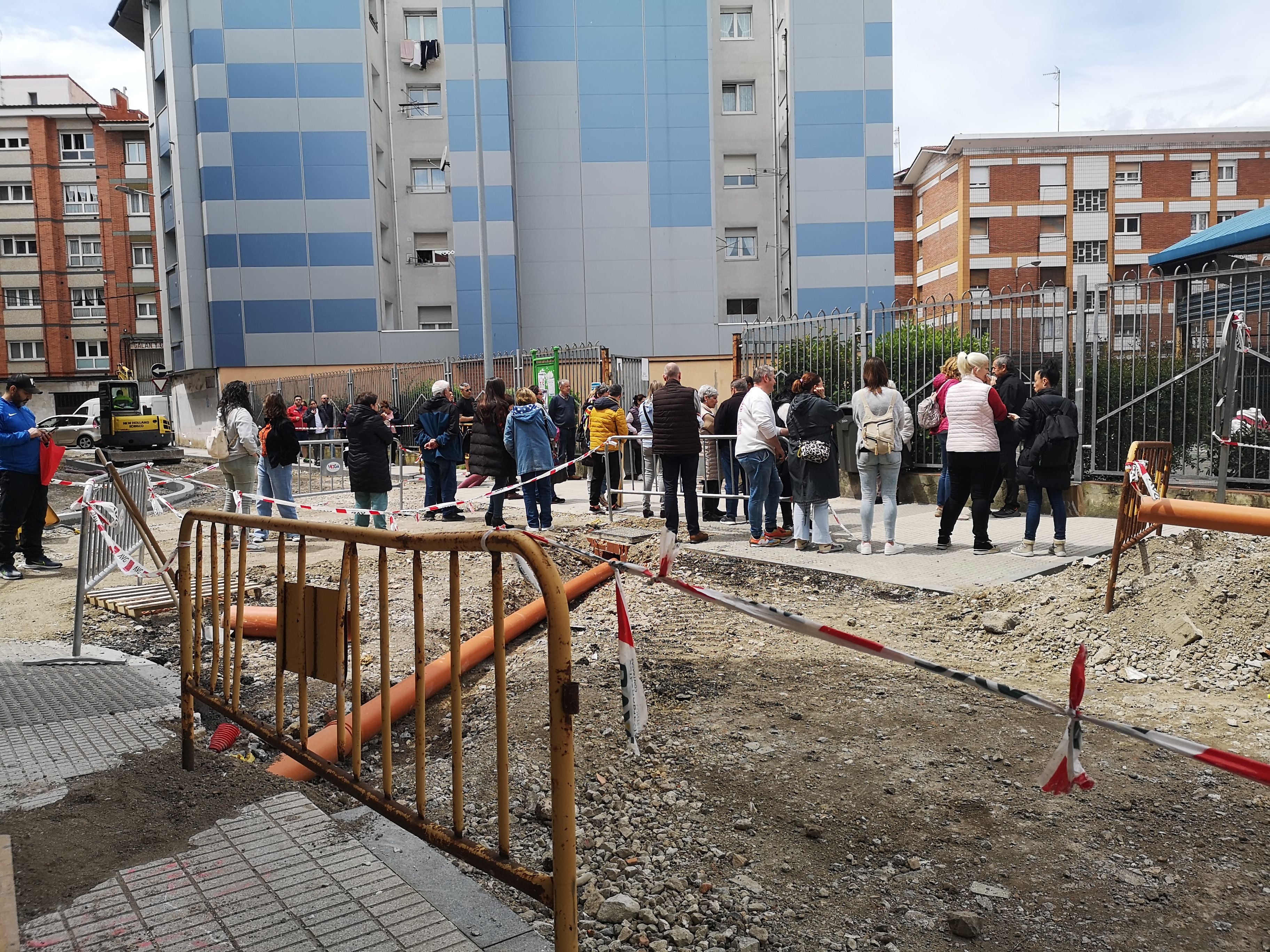 Los padres esperando a sus hijos fuera de la verja.