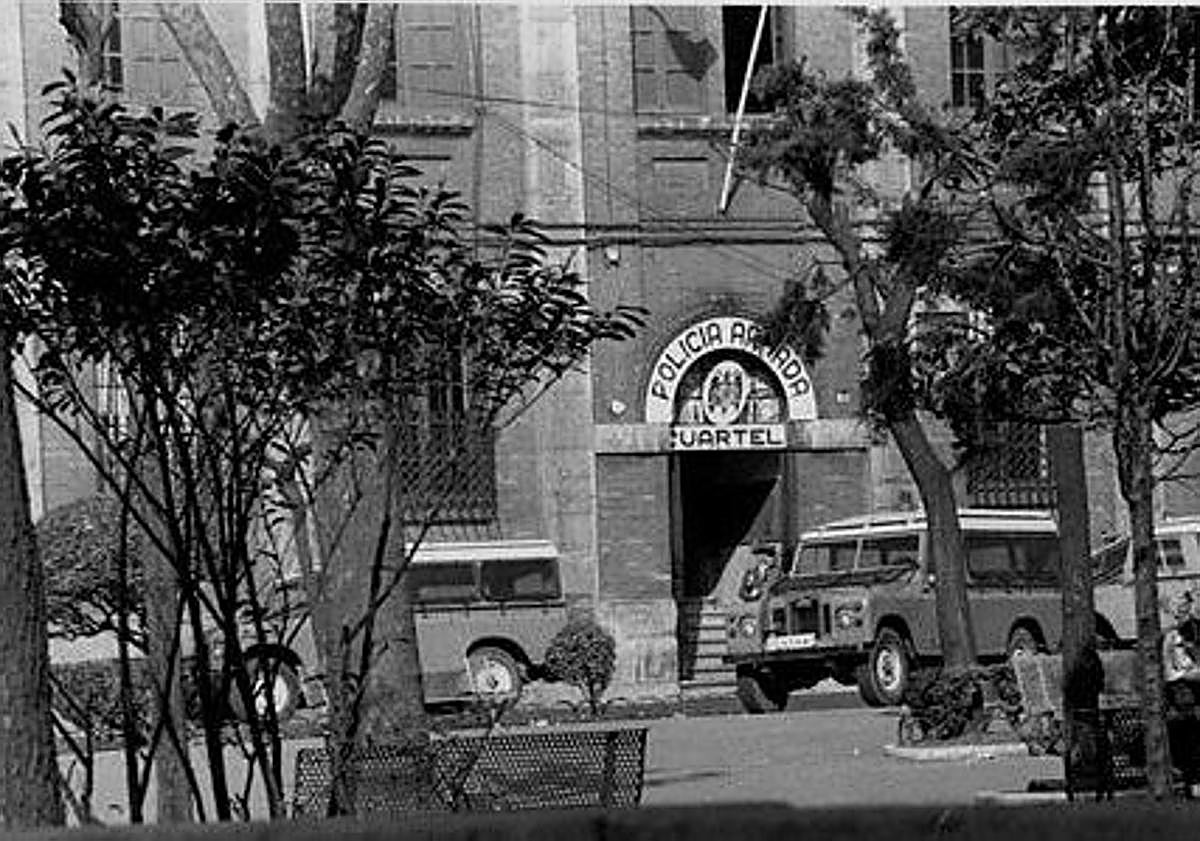 Imagen principal - 1) Cuartel de la Policía Armada en la actual Escuela de Hostelería. 1977. 2) Quiosco de la música proyectado por Rodolfo Ibáñez entre otros dos quioscos de prensa y comestibles obra de García de la Cruz. 1928. 3) Biblioteca infantil sita en medio del parque, delante de lo que luego fue el Quierche. 1983. 